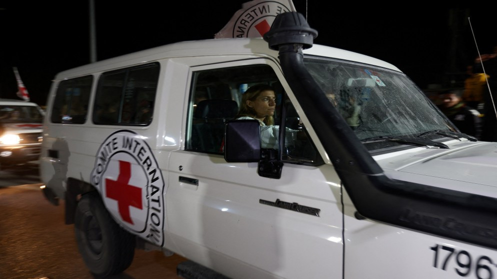 صورة أرشيفية لمركبة تتبع الصليب الأحمر الدولي تقل محتجزين إسرائيليين بعد الإفراج عنهم. (رويترز)