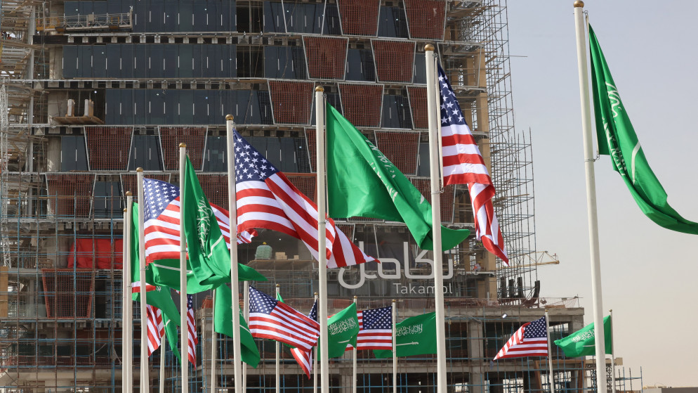 الأعلام السعودية والأميركية ترفرف أمام مبنى قيد الإنشاء على طريق رئيسي في الرياض في 12 أيار 2025، قبيل زيارة الرئيس الأميركي دونالد ترامب للمملكة التي يليها زيارة للإمارات وقطر.
