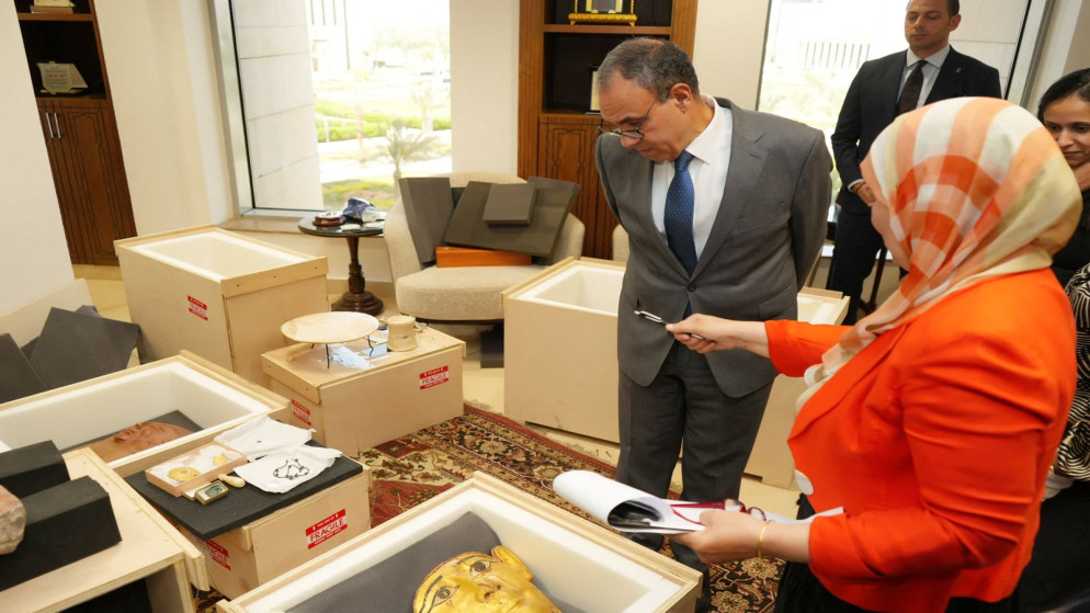 صورة نشرتها وزارة الخارجية المصرية تظهر وزير الخارجية بدر عبد العاطي وهو ينظر إلى مجموعة من القطع الأثرية المهربة بشكل غير قانوني من مصر بعد إعادتها إلى مقر الوزارة في القاهرة في 12 أيار/ مايو 2025 (أ ف ب).