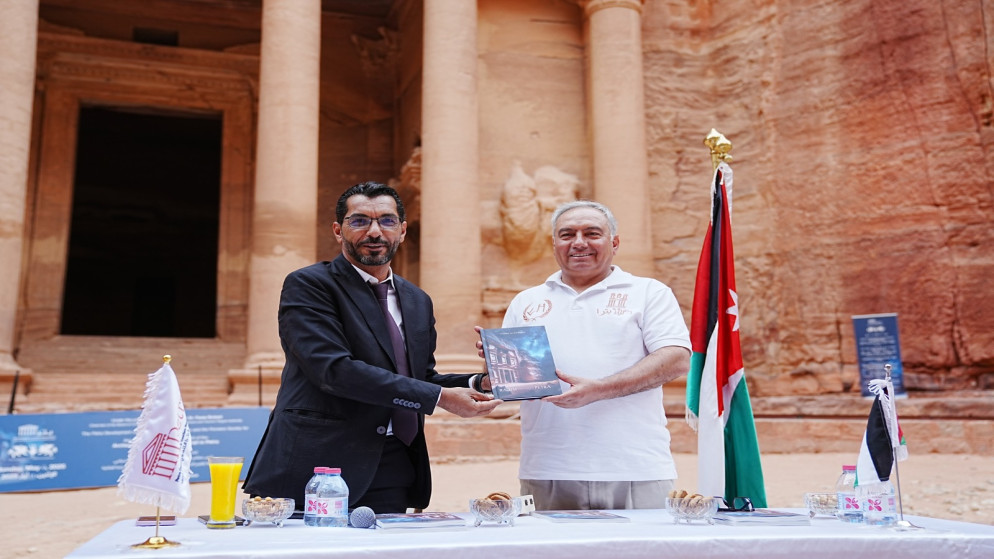 رئيس مجلس مفوضي سلطة إقليم البترا التنموي السياحي، فارس البريزات خلال وتوقيع كتاب "الرقيم: المشروع النبطي العلمي في البترا" للباحث مأمون النوافلة.