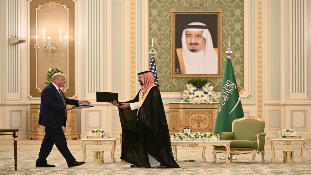 ولي العهد السعودي الأمير محمد بن سلمان يتبادل الملفات مع الرئيس الأميركي دونالد ترامب خلال اجتماع ثنائي في الرياض في 13 أيار 2025. (أ ف ب)