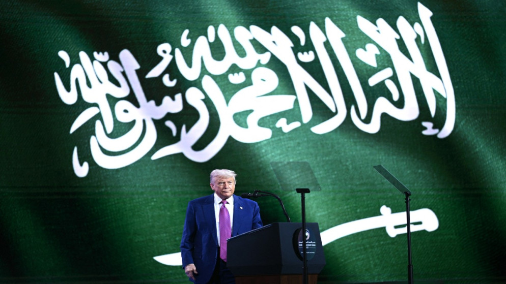 الرئيس الأميريكي دونالد ترامب يستعد لإلقاء كلمة خلال منتدى الاستثمار السعودي الأمريكي في مركز الملك عبد العزيز الدولي للمؤتمرات بالرياض، 13 مايو/أيار 2025.(أ ف ب)