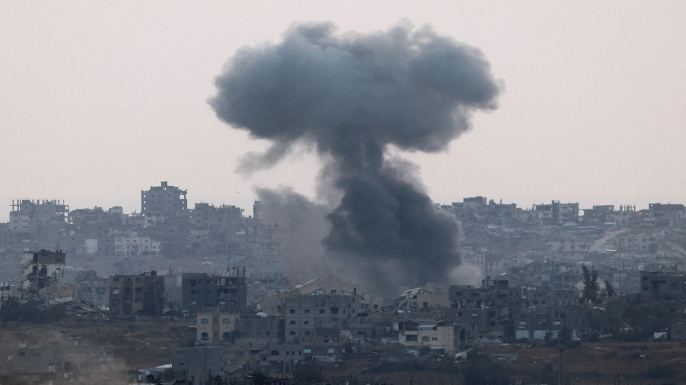 صورة أرشيفية لتصاعد الدخان من غزة بعد غارة جوية إسرائيلية. (رويترز)