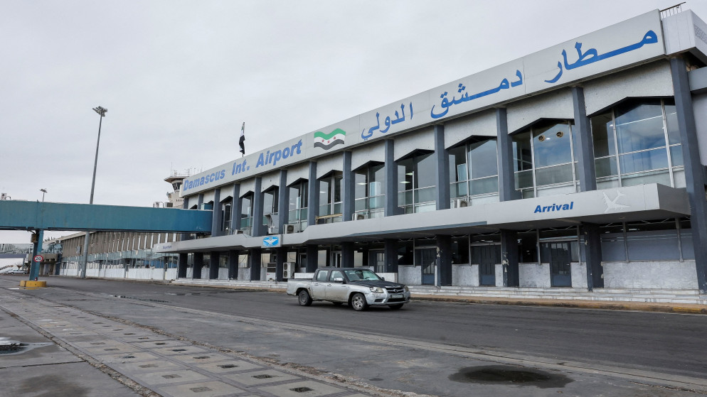 سيارة تسير أمام مطار دمشق الدولي، بعد الإطاحة بالرئيس السوري بشار الأسد، في دمشق، سوريا، 31 ديسمبر/كانون الأول 2024. (رويترز)