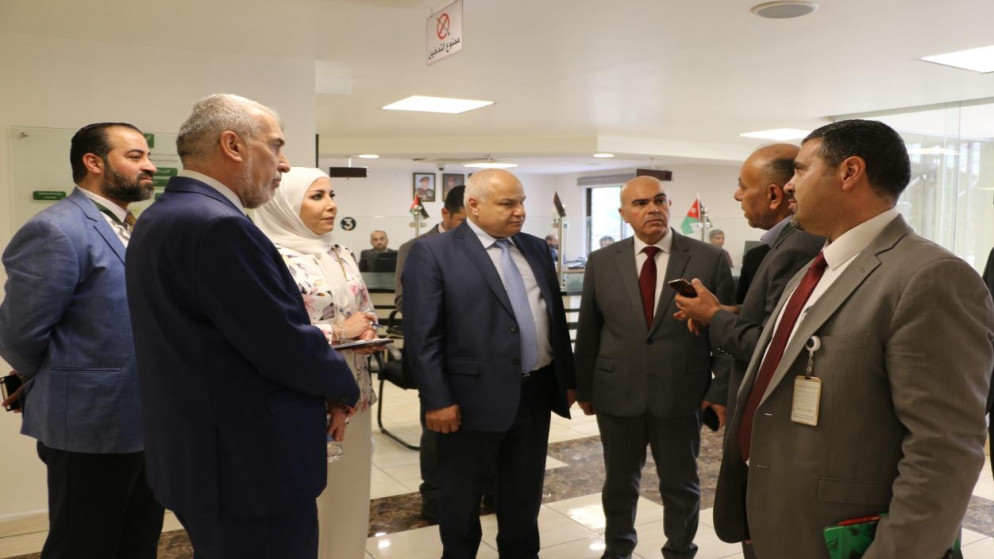 وزير العمل خالد البكار خلال زيارته إدارتي التقاعد وفرع ضمان عمّان المركز ومديرية العسكريين في مؤسسة الضمان الاجتماعي.