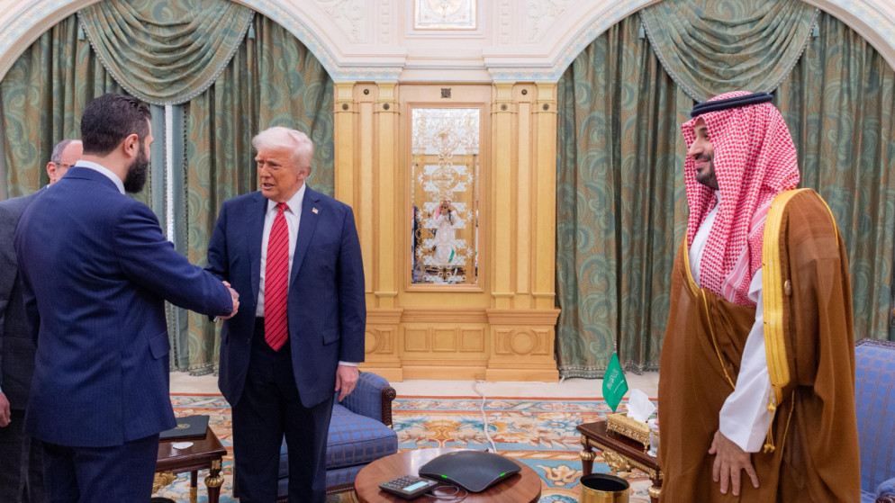 ترامب يلتقي الشرع في الرياض غداة التعهد برفع العقوبات عن سوريا. (واس)