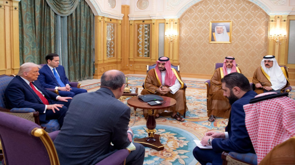 الرئيس الأميركي دونالد ترامب والرئيس السوري أحمد الشرع وولي العهد السعودي الأمير محمد بن سلمان، الرياض. 14 أيار 2025. (أ ف ب)