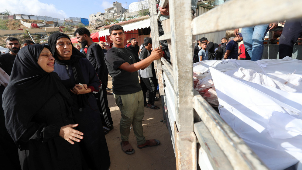 فلسطينيون يشيعون جثامين شهداء قُتلوا في الغارات الإسرائيلية، وذلك في المستشفى الإندونيسي في بيت لاهيا، شمال قطاع غزة، في 14 أيار 2025. (رويترز)