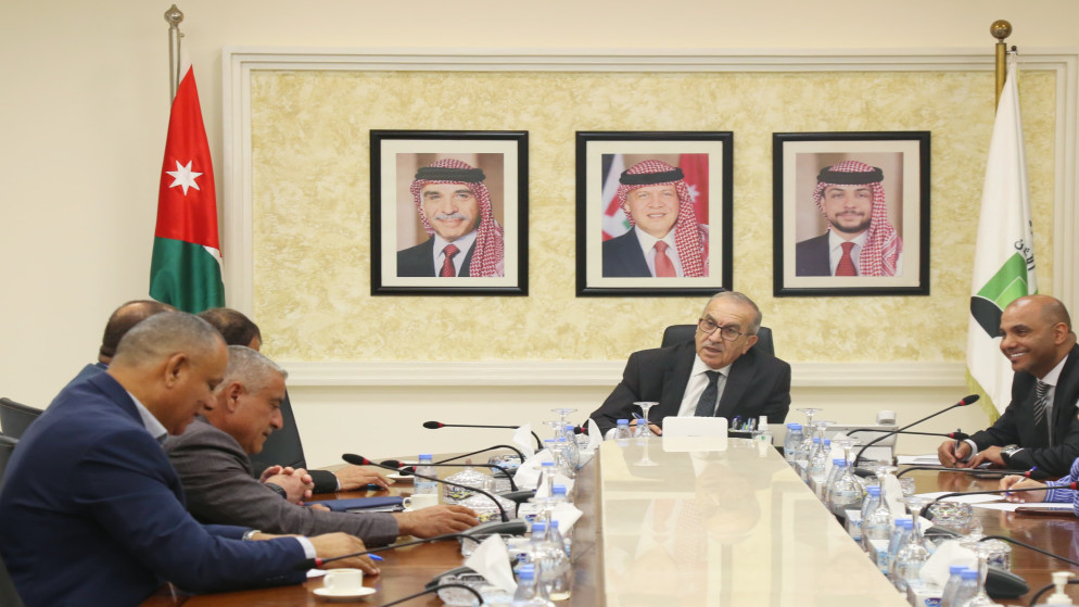وزير الأشغال العامة والإسكان ماهر أبو السمن خلال استقباله عددا من أعضاء مجلس محافظة إربد