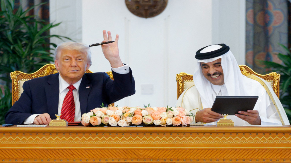 الرئيس الأميركي دونالد ترامب وأمير قطر تميم بن حمد آل ثاني يحضران حفل توقيع في الدوحة، 14 أيار 2025. (رويترز)
