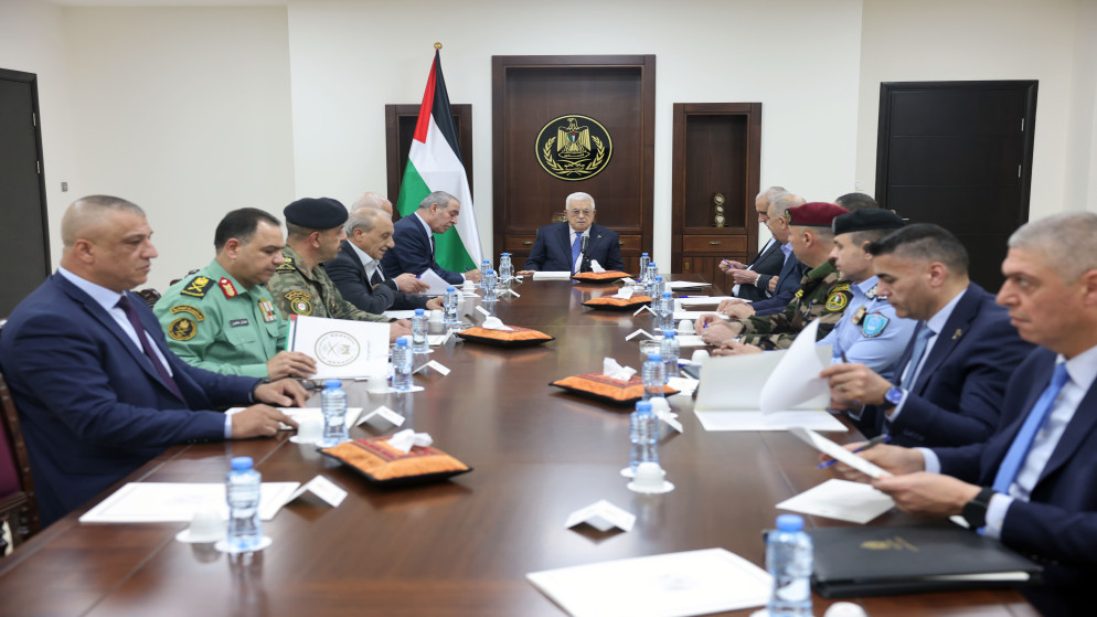 الرئيس الفلسطيني محمود عباس خلال اجتماع بمقر الرئاسة في مدينة رام الله، لقادة الأجهزة الأمنية. (وفا)