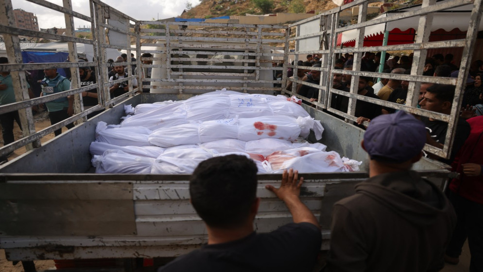 شهداء بغارات إسرائيلية على جباليا، في المستشفى الإندونيسي ببيت لاهيا شمالي قطاع غزة، 14 أيار 2025. (أ ف ب)
