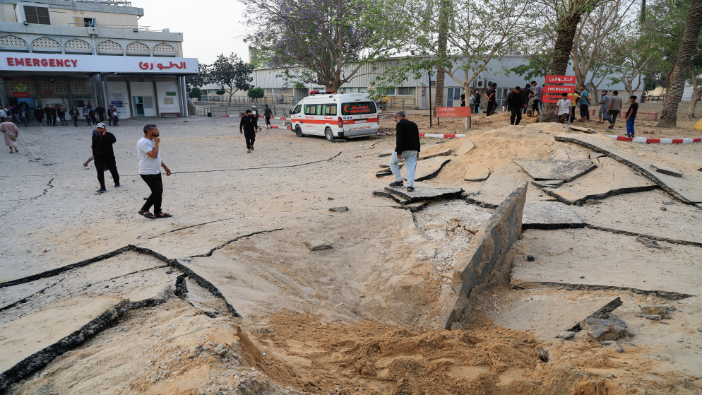 فلسطينيون يتفقدون الأضرار التي لحقت بالمستشفى الأوروبي في غزة، في خان يونس، جنوبي قطاع غزة، 13 أيار 2025. (رويترز)