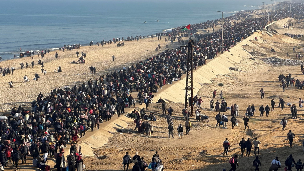 فلسطينيون يستعدون للعودة إلى منازلهم في شمال غزة بعد تهجيرهم إلى الجنوب جراء العدوان الإسرائيلي. 27/01/2025. (رويترز)