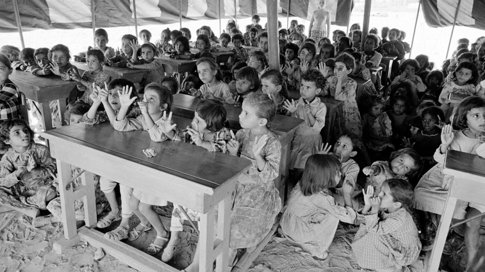 حصص دراسية في خيام طوارئ في مخيم غور نمرين في الأردن عام 1967. (أرشيف أونروا)