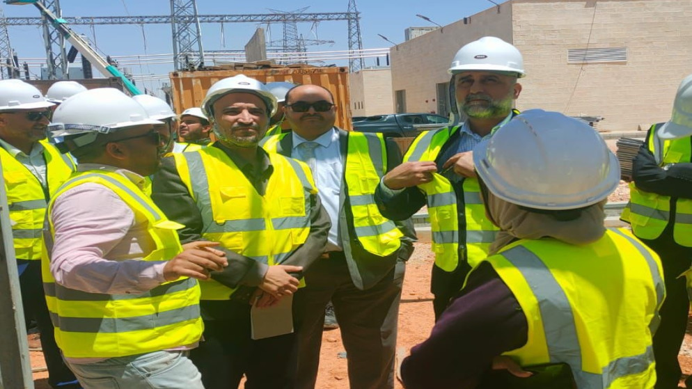 مدير عام شركة الكهرباء الوطنية سفيان البطاينة يتفقد موقع مشروع محطة تحويل الريشة.