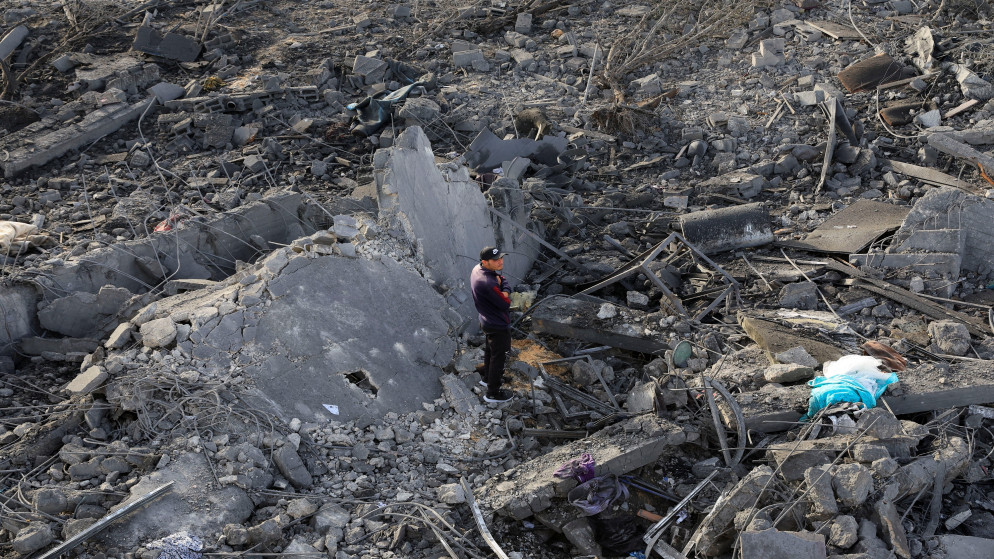 فلسطيني يقف في موقع غارة إسرائيلية على منزل في خان يونس جنوب قطاع غزة. 15 مايو/أيار 2025. (رويترز)