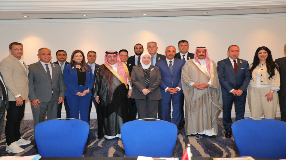 وزيرة النقل وسام التهتموني تتوسط المشاركين في الجمعية العمومية للاتحاد العربي للنقل البري.