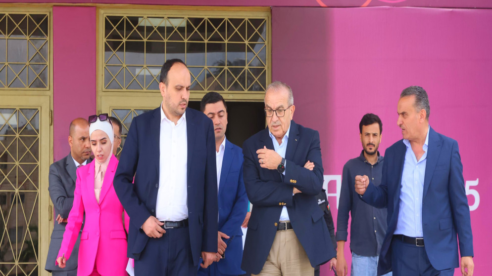 وزير الأشغال العامة والإسكان ماهر أبو السمن (يمين) ووزير الشباب يزن شديفات يتفقدان مشاريع صيانة مرافق مدينة الحسين الرياضية.