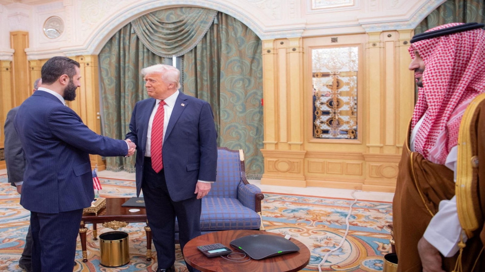 الرئيس الأميركي دونالد ترامب يلتقي الرئيس السوري أحمد الشرع في الرياض. السعودية. 14 مايو 2025. (وكالة الأنباء السعودية)