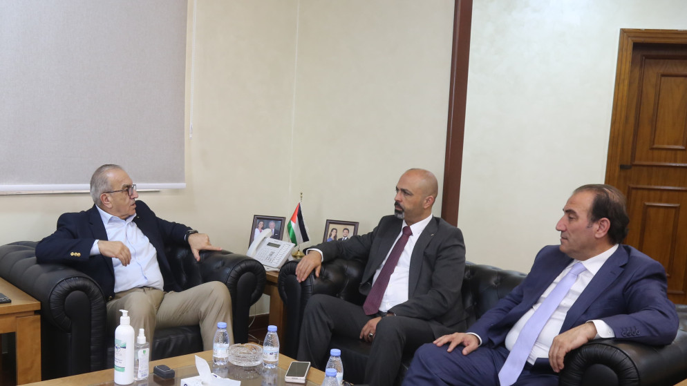 وزير الأشغال خلال لقائه رئيس اتحاد المقاولين الفلسطينيين، أحمد القاضي، والوفد المرافق له.