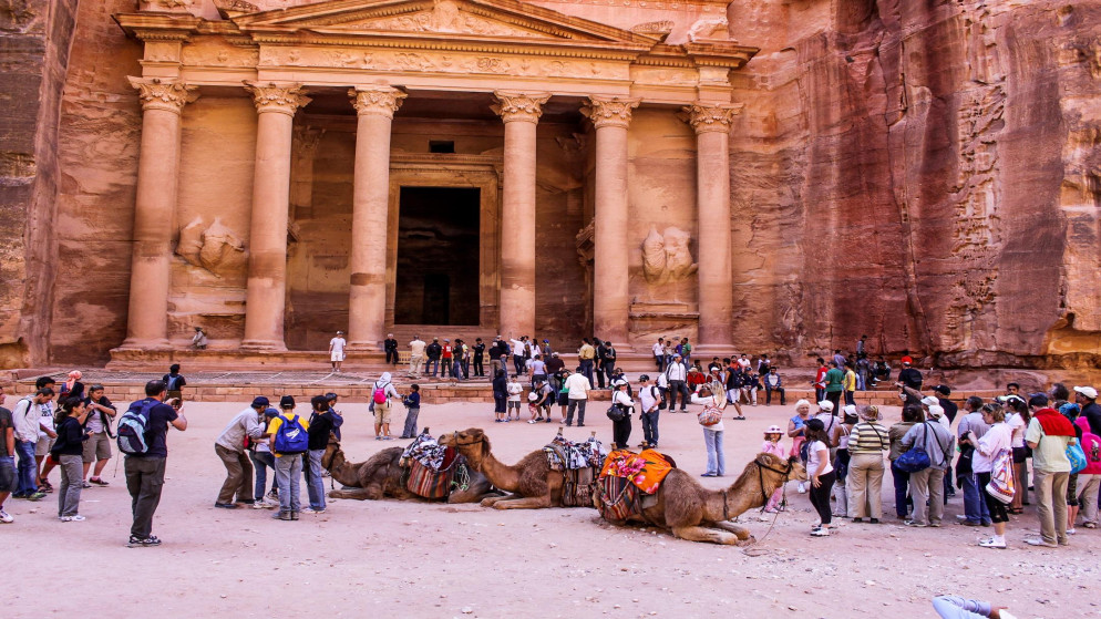 سياح أمام الخزنة في البترا. (shutterstock)