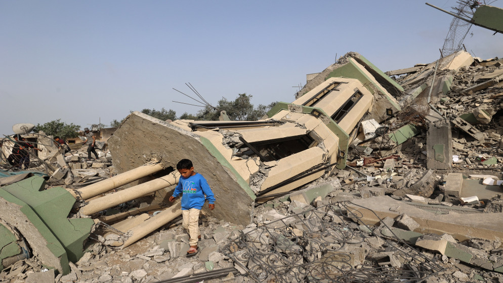 فلسطينيون يتفقدون أنقاض مسجد الحسنات الذي دمره القصف الإسرائيلي على مخيم النصيرات للاجئين في وسط قطاع غزة في 12 أيار 2025. ( أ ف ب )
