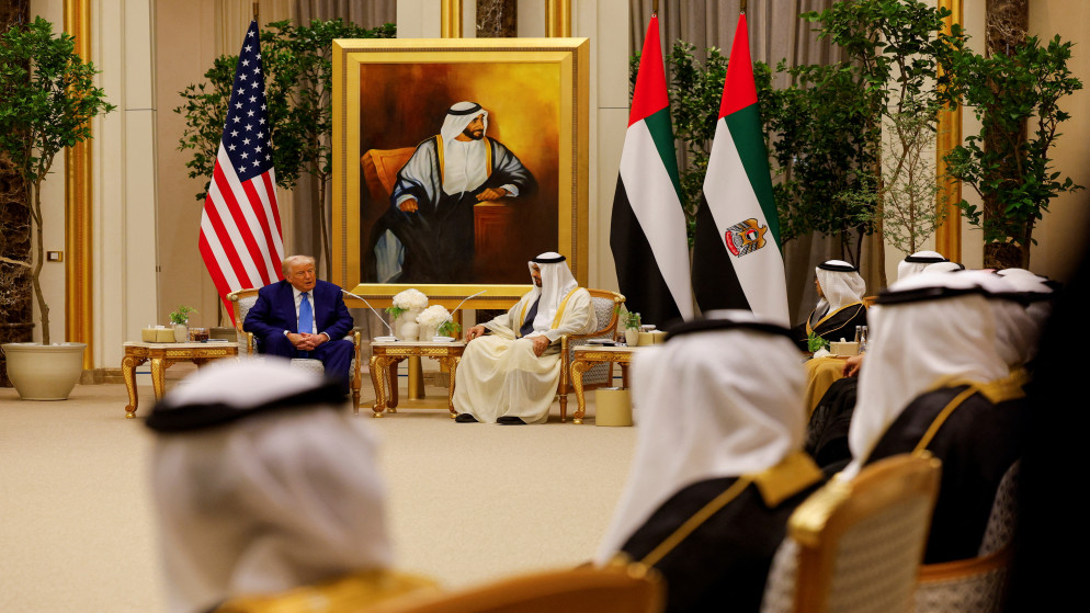 الرئيس الأميركي دونالد ترامب ورئيس الإمارات العربية المتحدة الشيخ محمد بن زايد آل نهيان يحضران اجتماعًا ثنائيًا في قصر الوطن، في أبو ظبي، 15 أيار 2025. (رويترز)