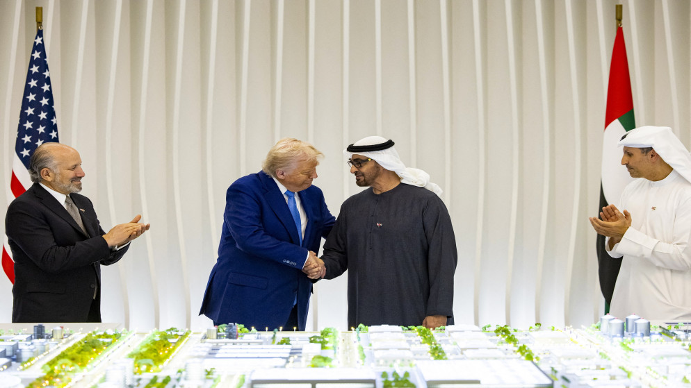 الرئيس الأميركي دونالد ترامب يصافح ورئيس دولة الإمارات العربية المتحدة الشيخ محمد بن زايد آل نهيان. 15 أيار 2025  (أ ف ب)