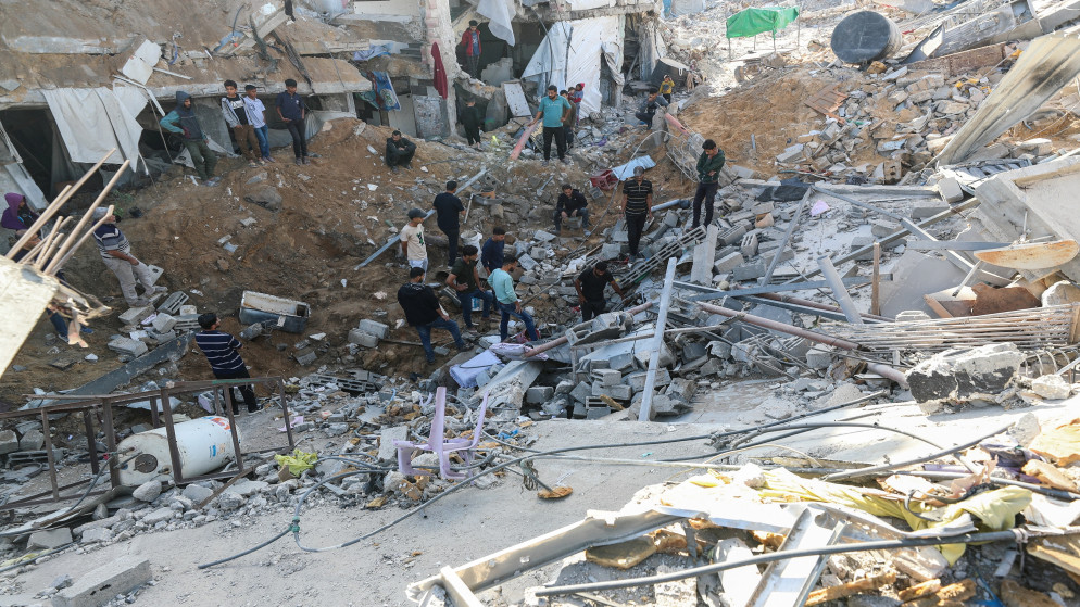 فلسطينيون يتفقدون موقع غارة إسرائيلية على منزل في جباليا، شمال قطاع غزة، 16 أيار 2025. (رويترز)