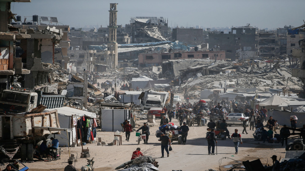 فلسطينيون في شمال قطاع غزة، 16 أيار 2025. (رويترز)