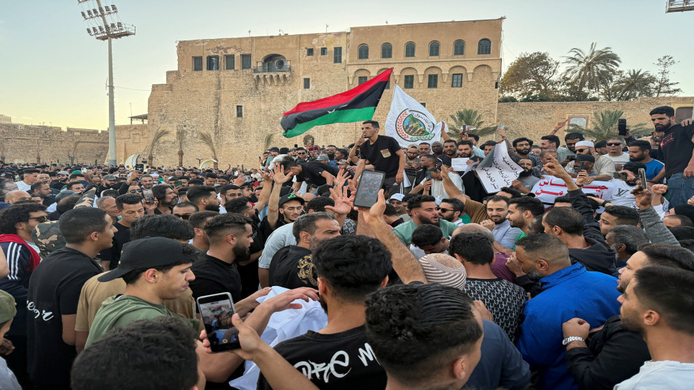 متظاهرون يطالبون بإسقاط حكومة الوحدة الوطنية الليبية برئاسة عبد الحميد الدبيبة، في ساحة الشهداء بطرابلس، ليبيا. 16 أيار 2025. (رويترز(