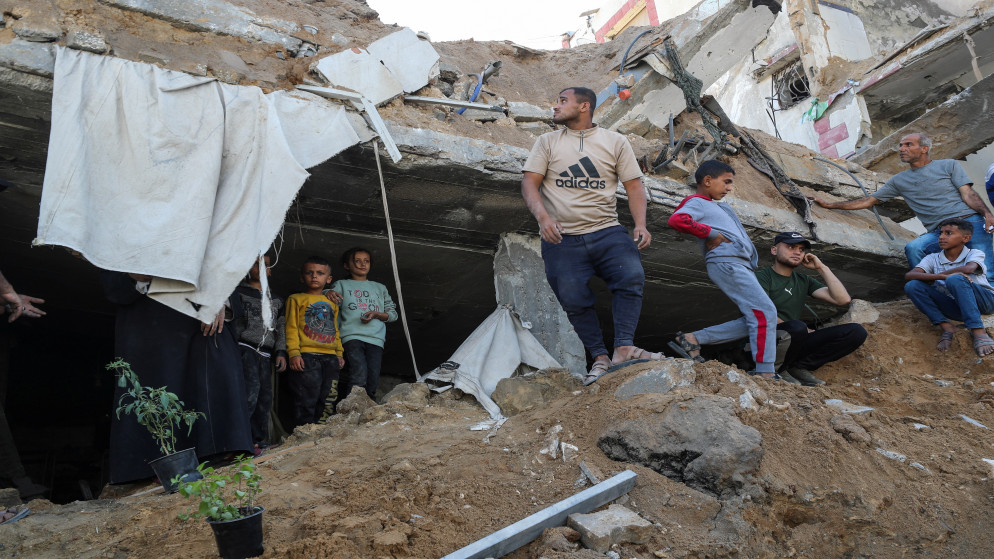 فلسطينيون يتفقدون موقع غارة إسرائيلية على منزل في جباليا، شمال قطاع غزة، 16 أيار 2025. (رويترز)