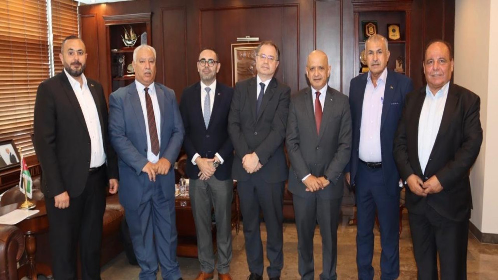 رئيس وأعضاء غرفة تجارة الأردن خلال لقاء مع السفير القبرصي لدى المملكة.