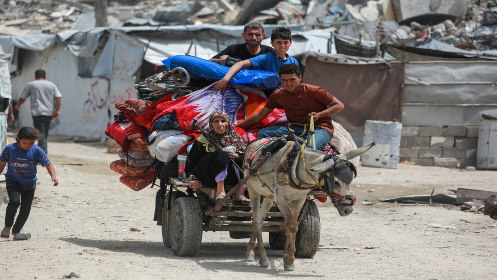 فلسطينيون يتنقلون مع أمتعتهم باتجاه مدينة غزة، 17 أيار 2025. (أ ف ب)