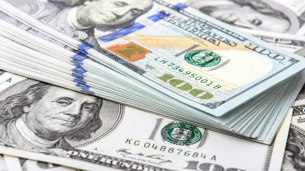 صورة توضيحية لعملات ورقية بالدولار الأميركي. (Istockphoto)