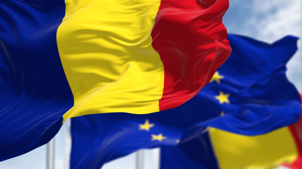 صورة توضيحية لعلم رومانيا وخلفه علم الاتحاد الأوروبي. (Istockphoto)