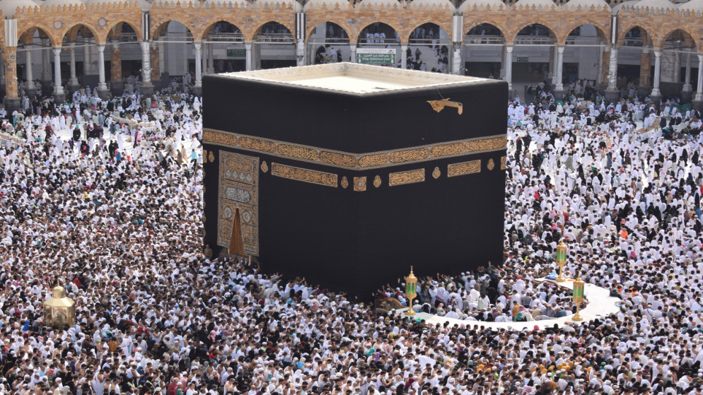 مسلمون يطوفون حول الكعبة المشرفة. مكة المكرمة. 17 كانون الثاني/ يناير 2020 (istockphoto)