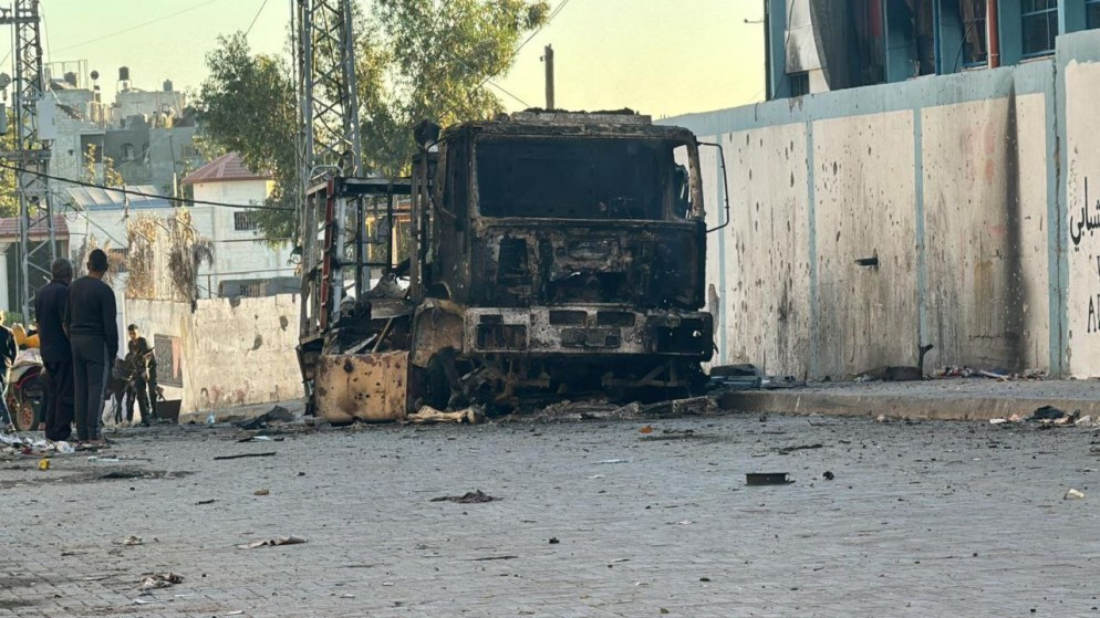 سيارة إطفاء استهدفتها مدفعية الاحتلال الإسرائيلي بمنطقة مشروع بيت لاهيا شمالي قطاع غزة. (الدفاع المدني الفلسطيني في غزة).