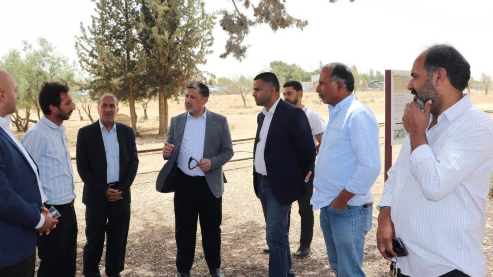 مدير عام "الخط الحجازي" ورئيس بلدية الجيزة يتفقدان أعمال الصيانة في محطة الجيزة. (مؤسسة الخط الحجازي)