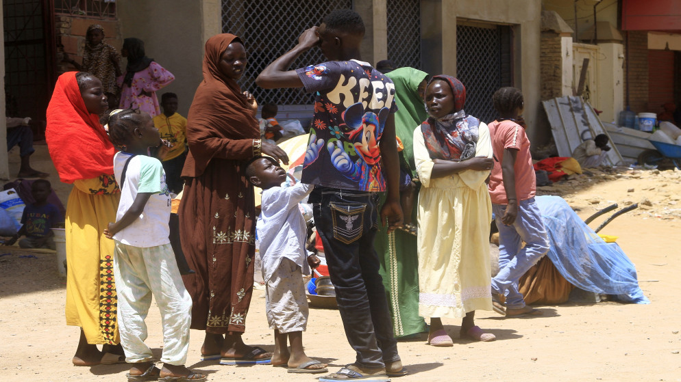 نازحون سودانيون يتجمعون في ملجأ بعد إجلائهم من قِبل الجيش السوداني إلى منطقة أكثر أمانًا في أم درمان، في 13 أيار 2025. ( أ ف ب )