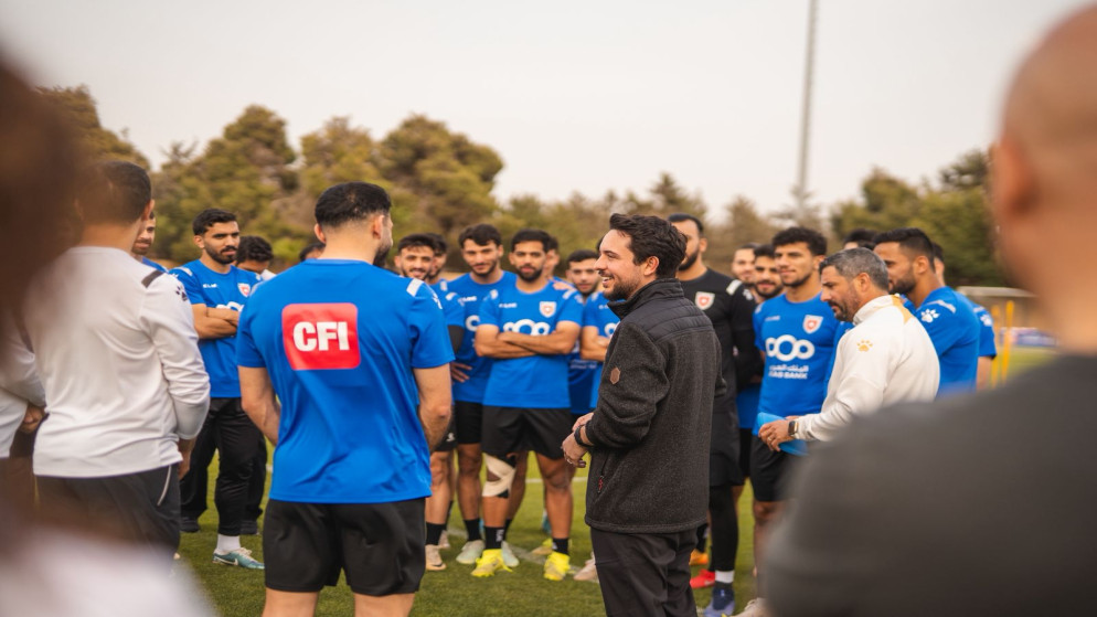 ولي العهد خلال متابعته تمرينا للمنتخب الوطني.