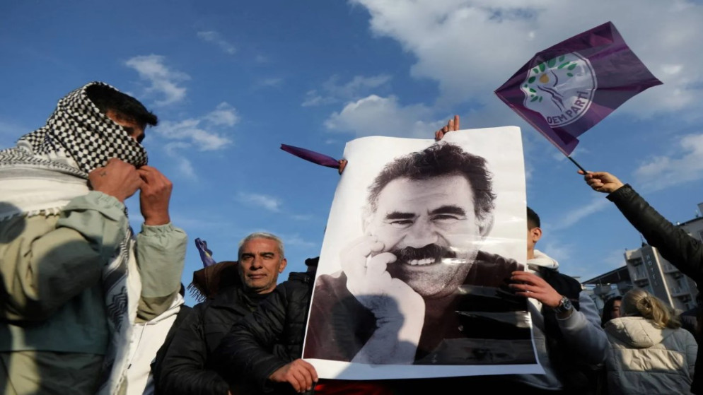 أكراد في ديار بكر جنوب شرقي تركيا يرفعون صورة كبيرة لأوجلان دعماً لدعوته لحل "العمال الكردستاني" (رويترز)