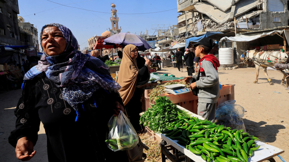 فلسطينيون يتسوقون في سوق في خان يونس، جنوب قطاع غزة، 8 أيار 2025. (رويترز)