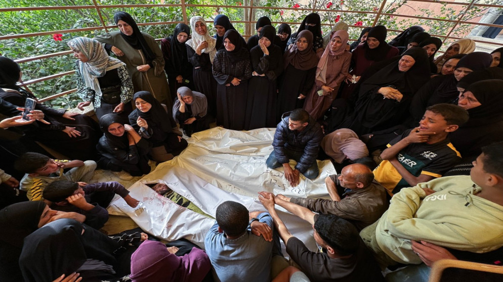 شهداء بغارات إسرائيلية على خيام نازحين في منطقة المواصي في مستشفى ناصر في خان يونس جنوبي قطاع غزة 18 أيار 2025. (أ ف ب)