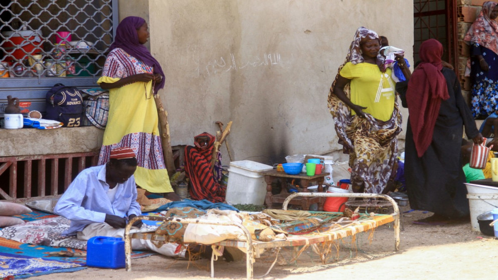 نازحون سودانيون يتجمعون في ملجأ بعد إجلائهم من قِبل الجيش السوداني إلى منطقة أكثر أمانًا في أم درمان. 13 مايو/أيار 2025. (أ ف ب)