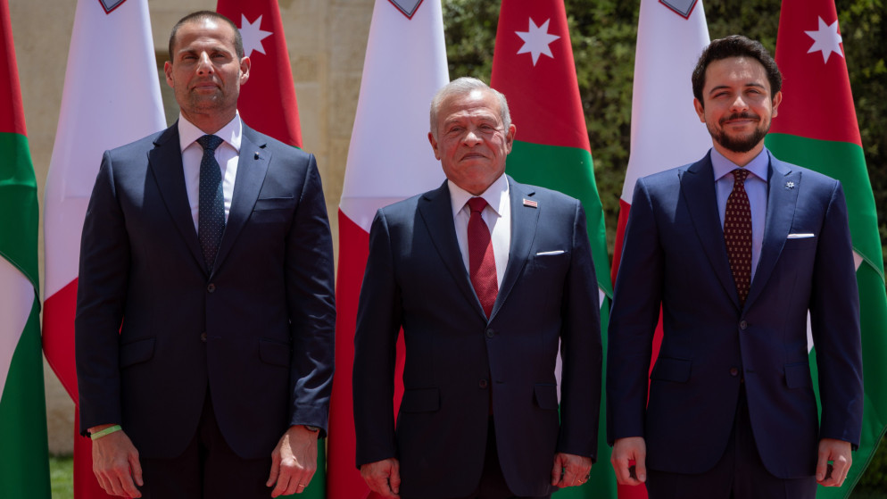 جلالة الملك عبدالله الثاني وسمو الأمير الحسين بن عبدالله الثاني، ولي العهد، يستقبلان رئيس وزراء مالطا روبرت أبيلا لدى وصوله قصر الحسينية. (الديوان الملكي الهاشمي)