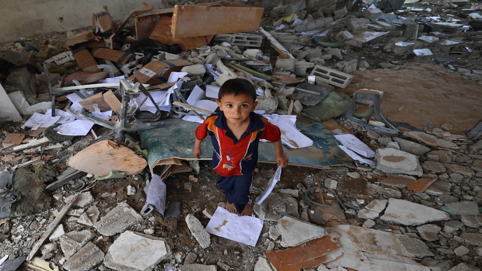 طفل فلسطيني يبحث عن أشياء قابلة للإنقاذ وسط الأنقاض وسط قطاع غزة في 19 أيار 2025.