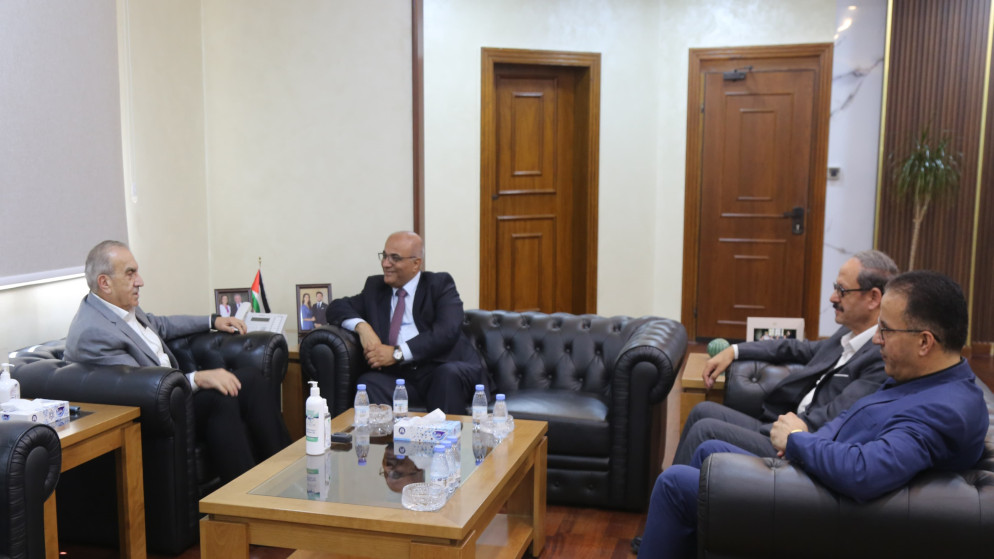 وزير الأشغال يستقبل نقيب الصحفيين.(وزارة الأشغال العامة)