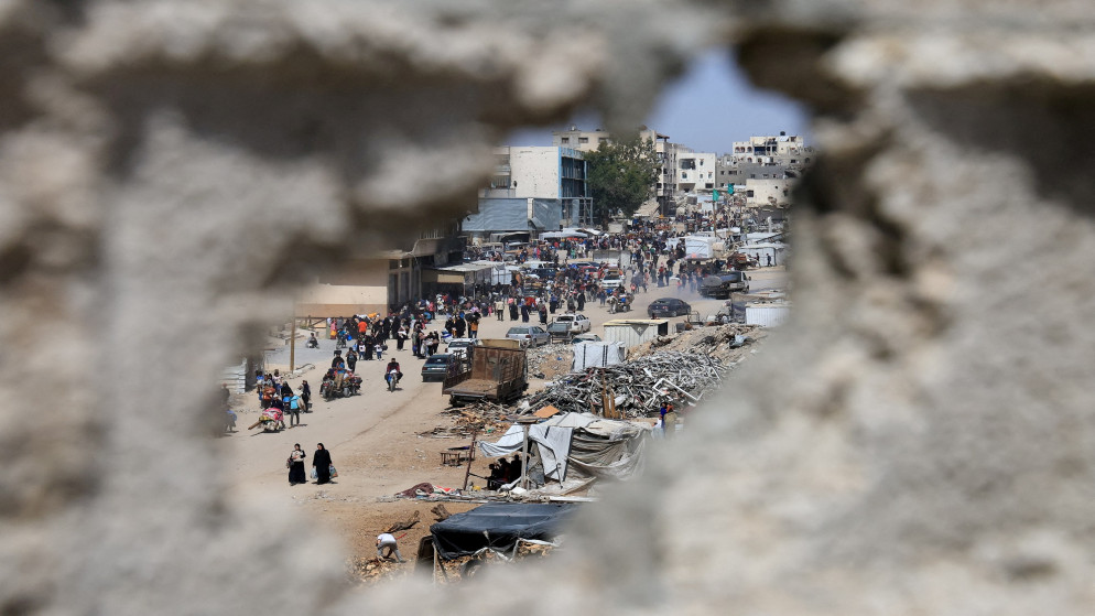 فلسطينيون يحملون أمتعتهم أثناء نزوحهم من منازلهم بعد أن أصدر جيش الاحتلال أوامر بالإخلاء من شرق خان يونس، جنوب قطاع غزة، 19 مايو 2025. (رويترز)